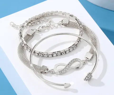Bracelet de femme et jeune fille.