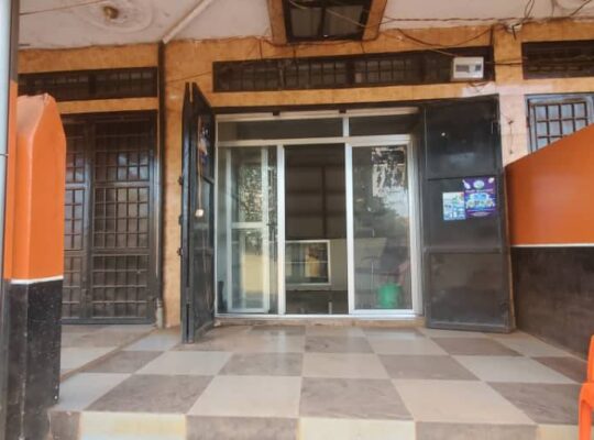 Grand magasin à louer à Soloprimo 🏡 juste à côté