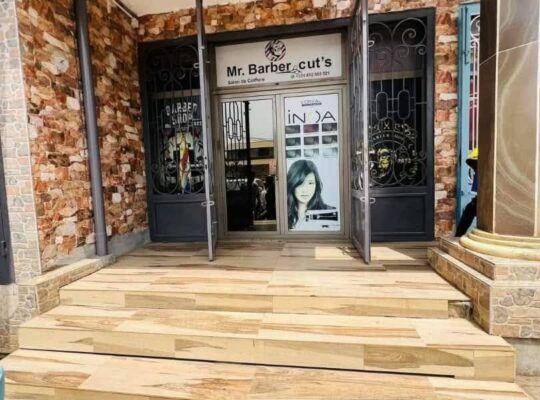 Conakry Business Un Grand Magasin a LOUER au plei