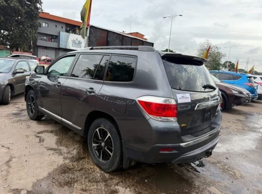 TOYOTA HIGHLANDER