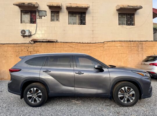 TOYOTA HIGHLANDER