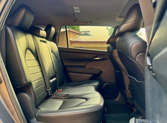 TOYOTA HIGHLANDER