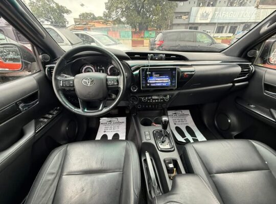 TOYOTA HILUX